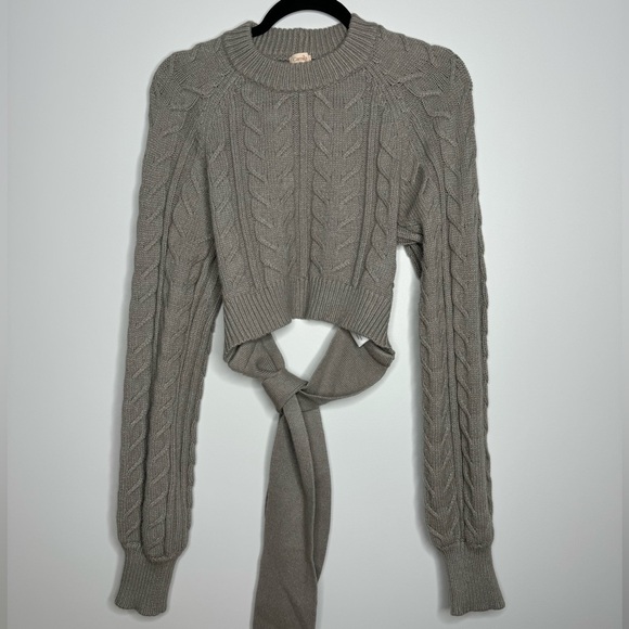 Gorgeous Camila Coelho Safaa Cropped Sweater in Grey - Picture 2 of 9
